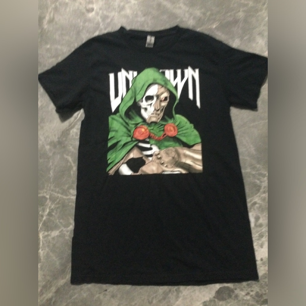 Graphic T-shirt for men size small color black
